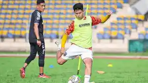 Pelatih_PSPS_Riau_Ridwan_Saragih_memantau_latihan_pemainnya.jpg