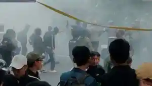 Kericuhan-antara-mahasiswa-dengan-polisi-alam-aksi-peringatan-Hari-Buruh-Internasional.jpg