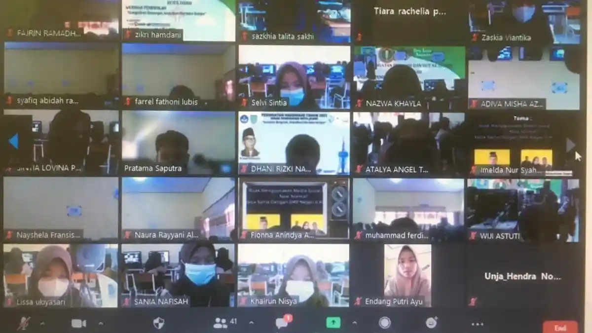 Tim Abdimas Universitas Jambi Ingin Pelajar Bijak Menggunakan Media Sosial