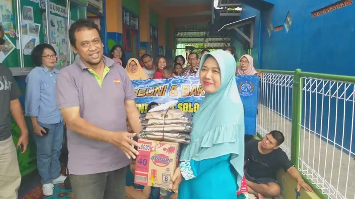 Alumni SMA Negeri 4 Solo Angkatan 1985 Sumbang SLB Anugerah Karanganyar