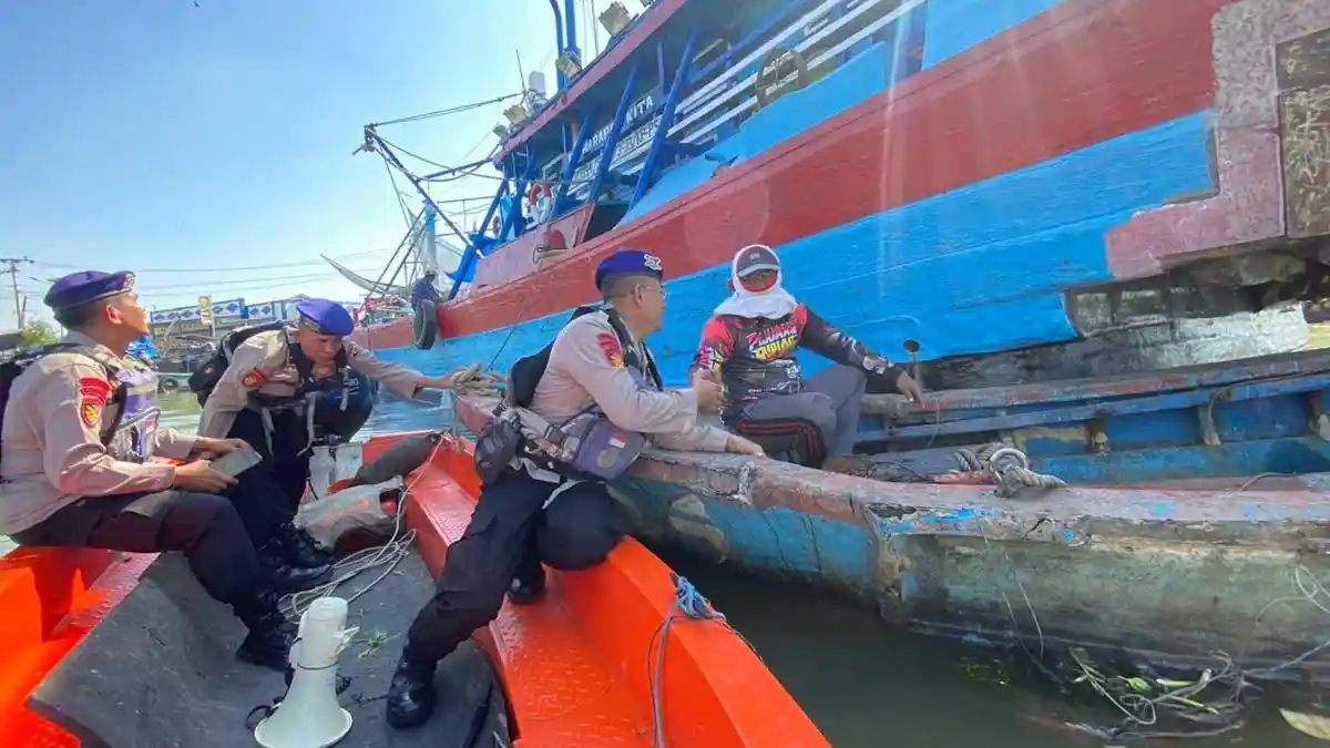 Tekan Risiko Kebakaran Kapal, Satpolairud Polresta Pati Sambangi Pekerja Las di Kawasan Juwana - Tribunjateng.com