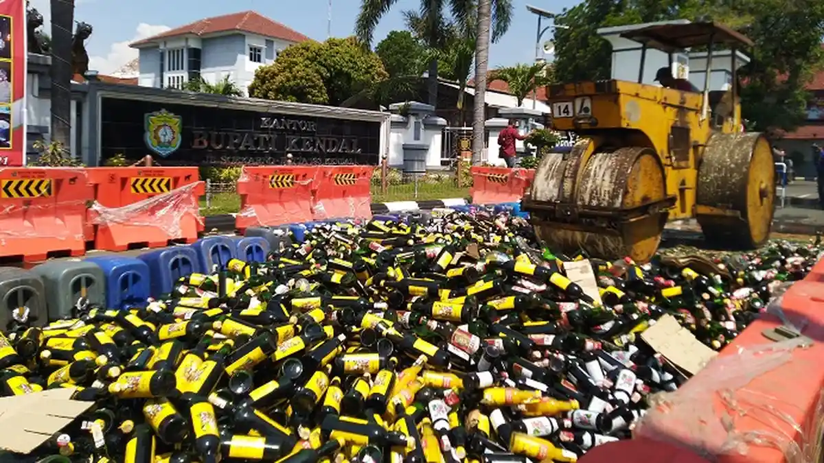 Pemkab Kendal Musnahkan Hampir 10 Ribu Botol Miras, Hasil Razia dari Pedagang dan Peminum