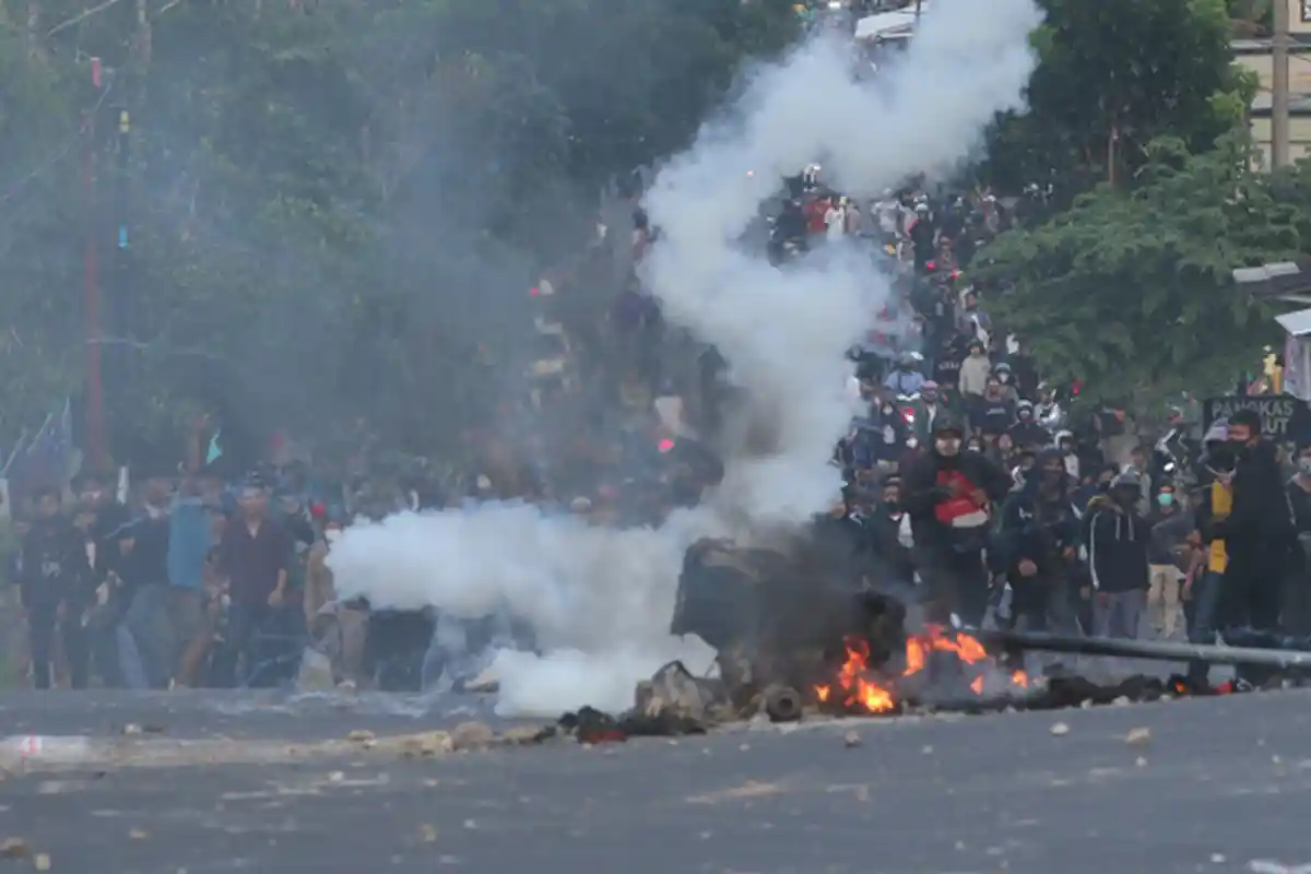 Kerusuhan Lanjut di Jalan, Massa Aksi Tolak UU Cipta Kerja di Bandar Lampung Bakar Motor Polisi