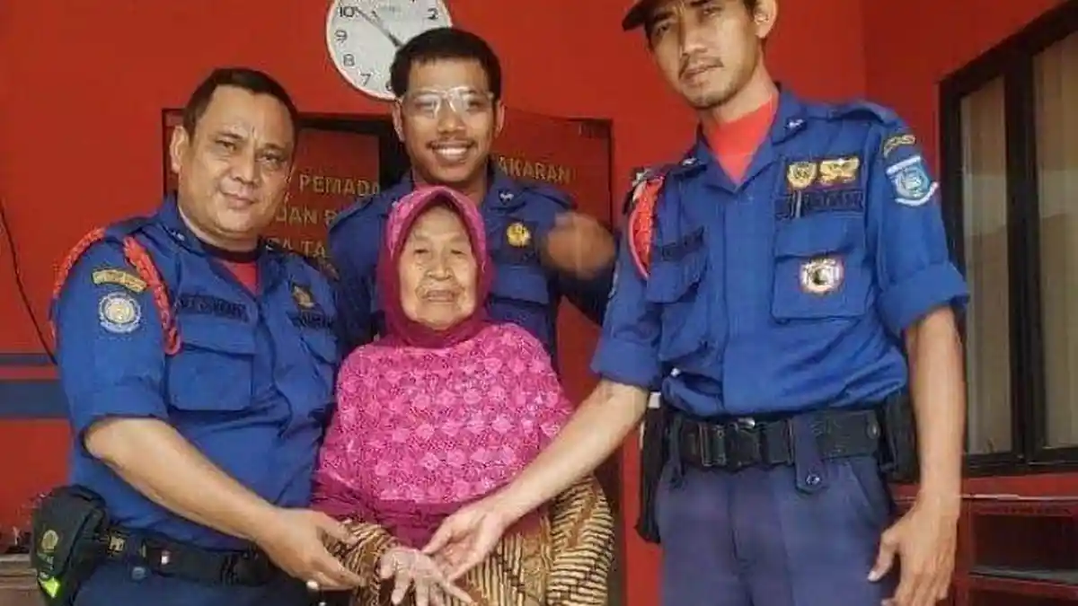 Nenek Lemas Tak Bisa Lepas 3 Cincin di Jarinya, Minta Bantuan Damkar