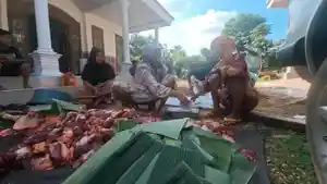 warga-Sumenep-menyalurkan-daging-kurban-dengan-memakai-daun-pisang.jpg
