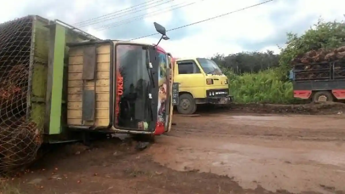Tabrak Pembatas Jalan, Truk Kontainer Terguling di Kabupaten Subang
