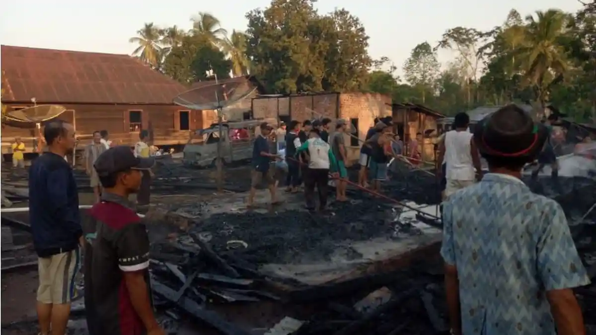 Kebakaran di Batu Lintang Empat Lawang Hanguskan Dua Rumah dan Satu Mobil
