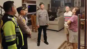 Polisi-turun-ke-rumah-warga-di-Bukit-Sukajadi-yang-terjadi-keributan-oleh-WNA-Kamis-94.jpg