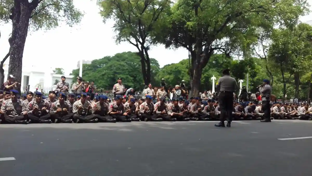 Sang Komandan Minta Pasukan 'Asmaul Husna' Hadapi Pengunjuk Rasa dengan Senyuman
