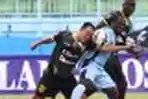 Yu Hyun Koo Berebut Bola Dengan Diallo Mamadou