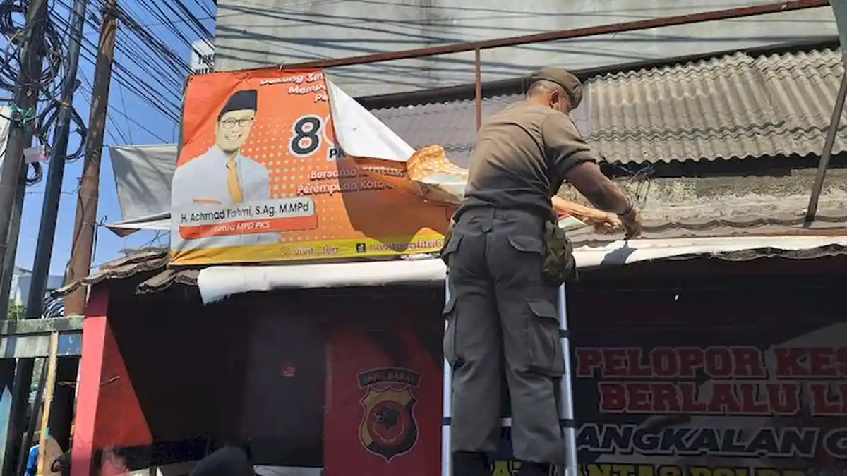 Baliho Milik Partai dan Bacaleg di Kota Sukabumi Banyak yang Ilegal, Dicabut Satpol PP