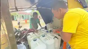 Sejumlah-warga-sedang-mengisi-air-bersih-ke-jerigen-yang-mereka-bawa-dari-rumah.jpg