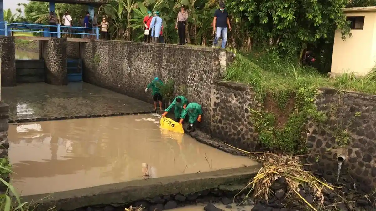 Ceceran Darah Jasad Komang Widarna di Bendungan Desa Baluk, Ada Pesan Minta Jaga Anaknya
