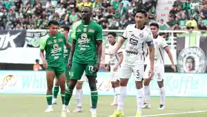 Pemain-Persebaya-Surabaya-Flavio-Silva-dan-pemain-Persija-Jakarta-Rizky-Ridho-bersiap-menyambut-bola.jpg