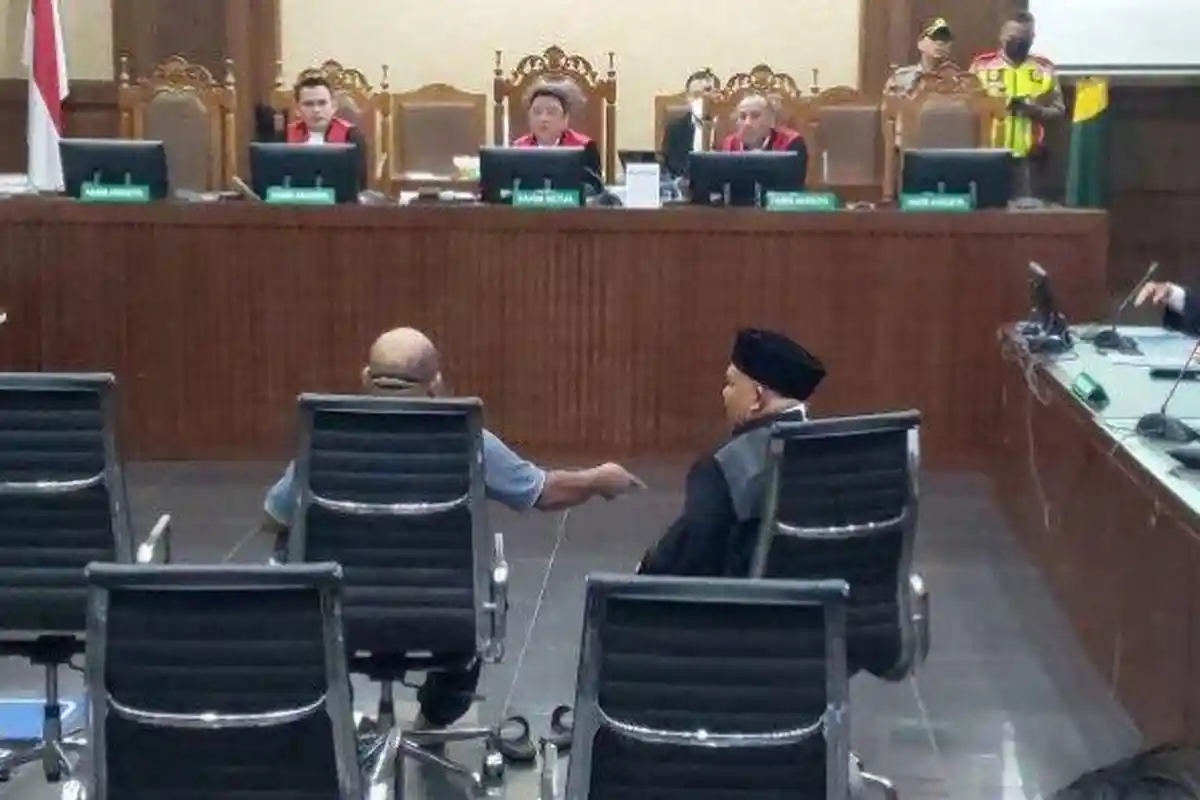 Lukas Enembe Gebrak Meja saat Sidang, Tak Ngaku Soal Judi, Komit Urus Pemerintahan