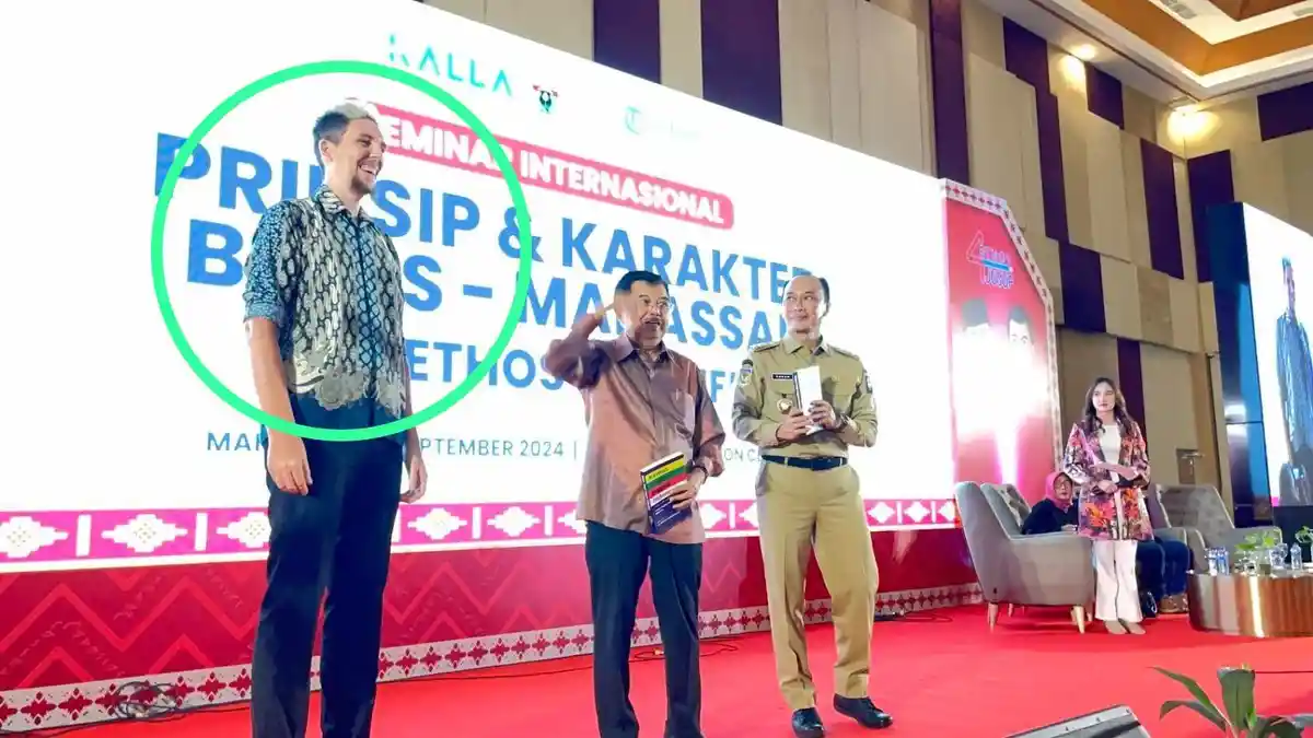 Sosok Douglas Laskowske/A Makkuraga,WNA Lahir di Makassar Beri Kamus Bugis-Inggris-Indonesia ke JK