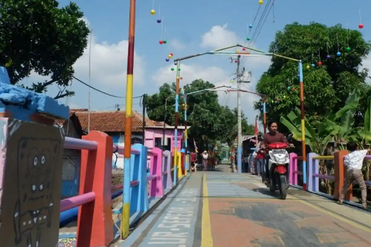 Jembatan Kasri di Desa Balapulang Wetan Tegal Disulap Jadi Warna-warni, Ini Tujuan Remaja Setempat