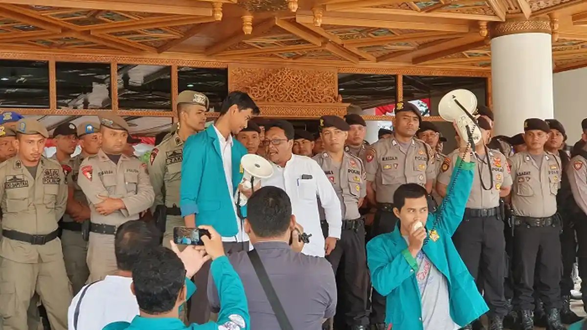 Realisasi APBA Lamban, Mahasiswa Demo di Kantor Gubernur