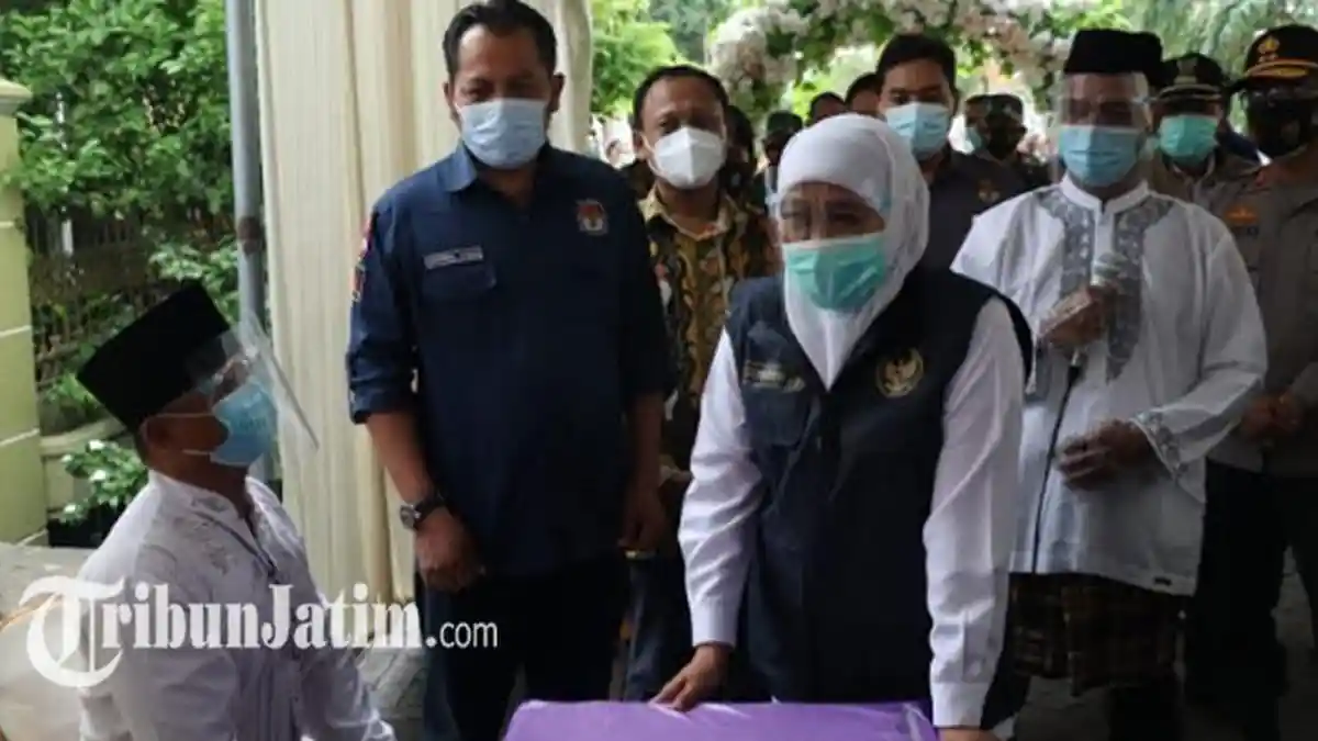 Tinjau TPS di Desa Dahanrejo Gresik, Gubernur Khofifah Pastikan Petugas KPPS Nonreaktif Covid-19 