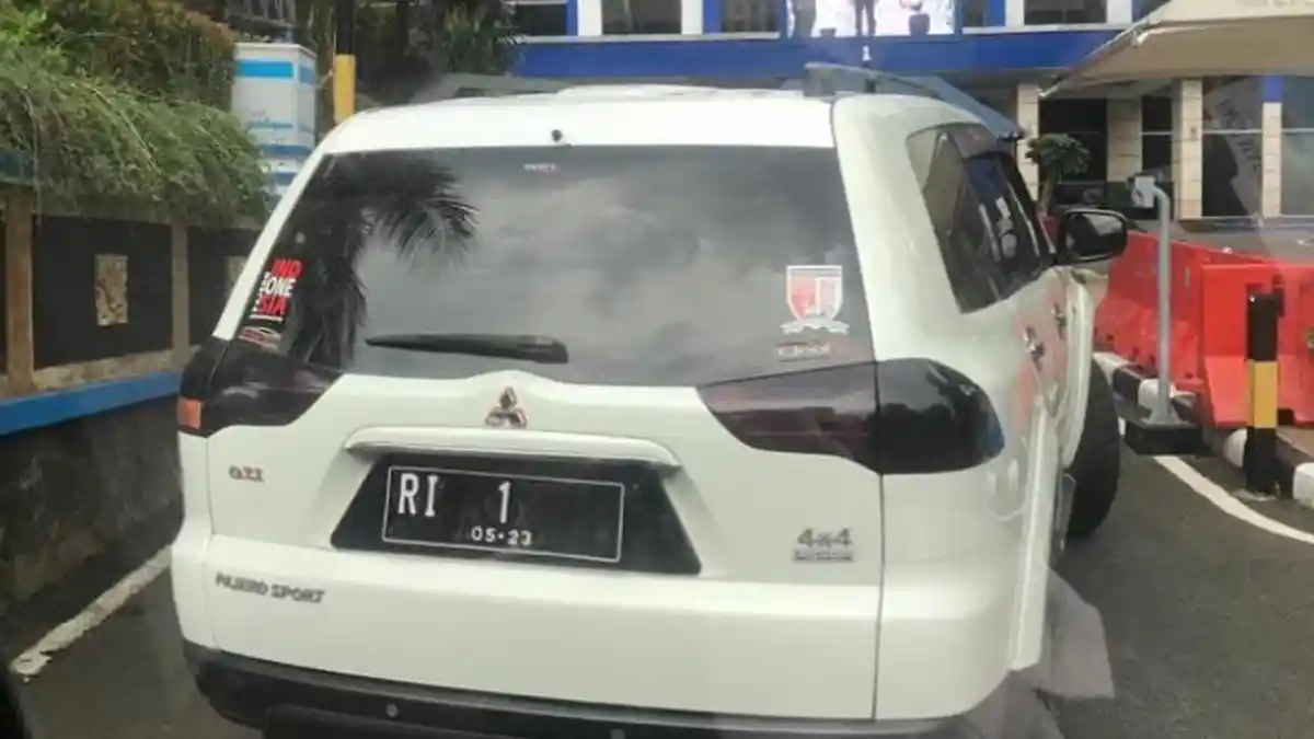 Ini Identitas Pria yang Terobos Pintu Mabes Polri Pakai Mobil Berpelat Palsu RI 1