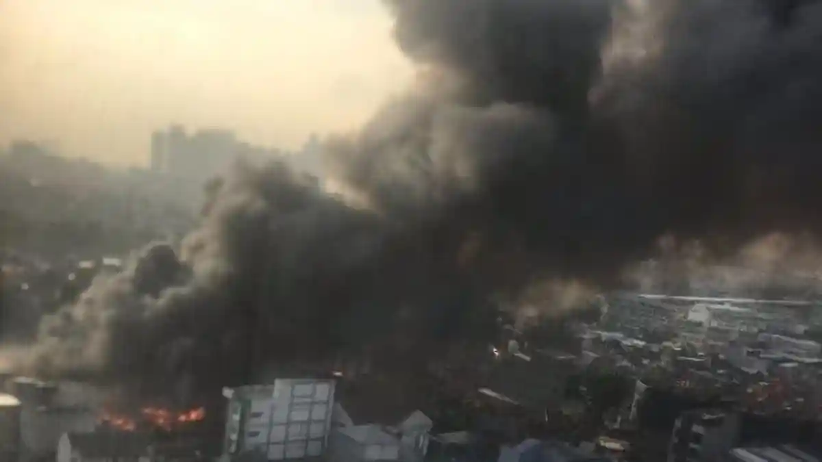 17 Unit Pompa dan 85 Personel Damkar Dikerahkan Memadamkan Kebakaran di Pasar Kambing Tanah Abang