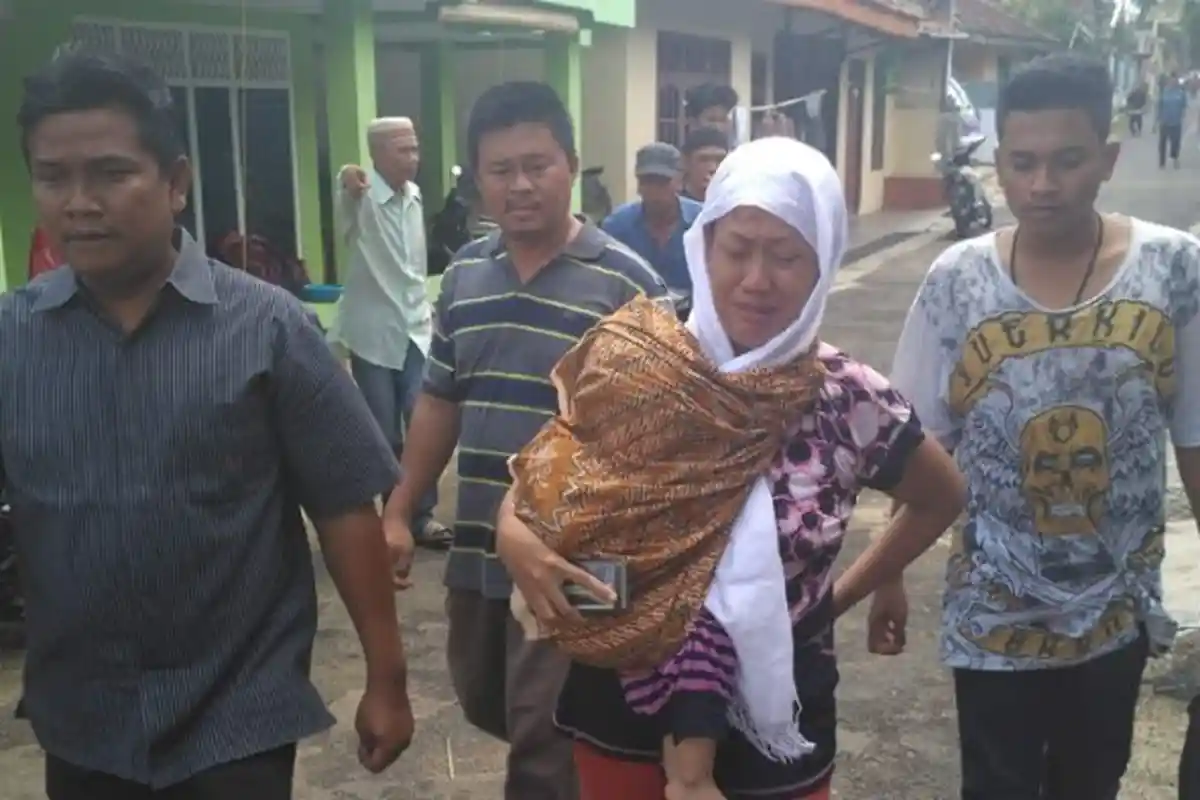 Suryani Jalan 2 Km Dampingi Jasad Suami dan Anak ke Pemakaman Sambil Gendong Bayinya