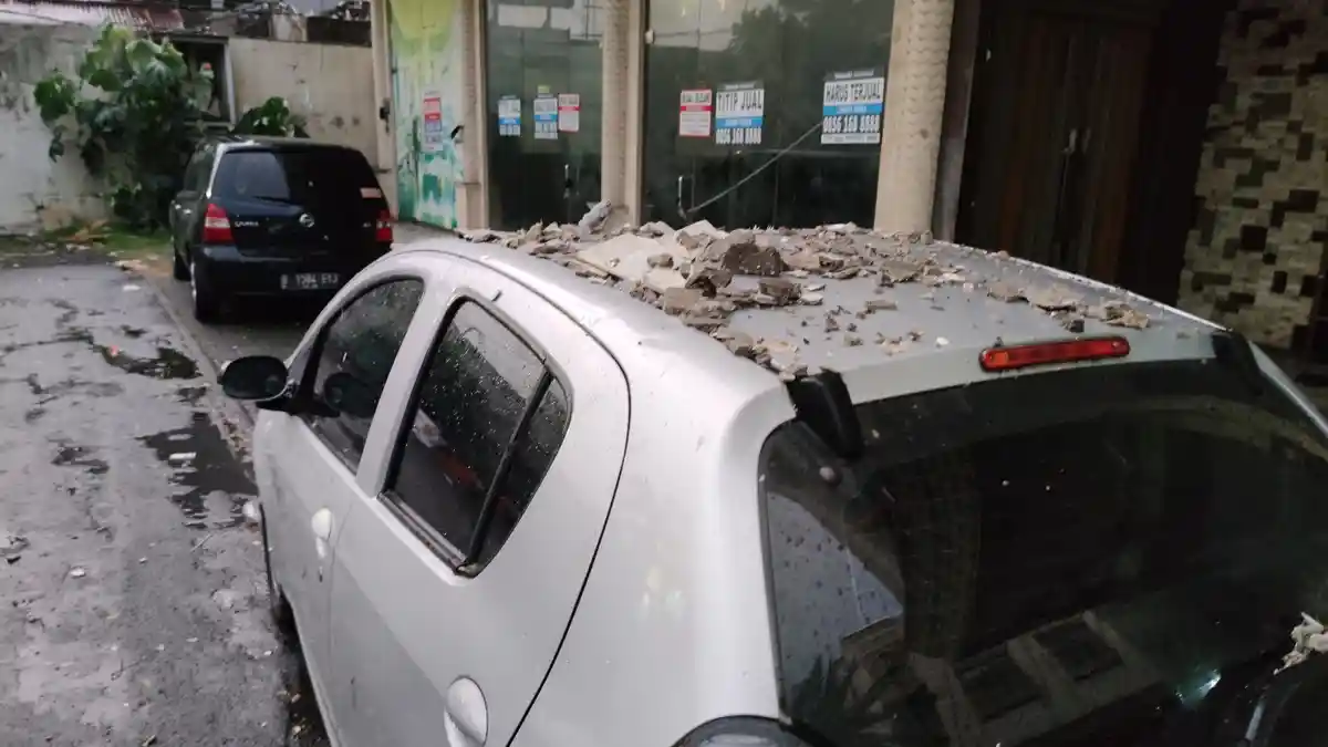 2 Mobil & 5 Motor di Ruko Saladin Tertimpa Puing Bangunan yang Ambruk Akibat Puting Beliung di Depok - mobil-tertimpa-puing-bangunan-di-depok-2.jpg
