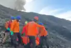 Sulitnya Evakuasi Korban Tewas Erupsi Gunung Marapi