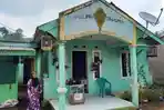 rumah-warga-yang-dibangun-jamaludin-bertulis-angling-dharma-di-bagian-atasnya.jpg