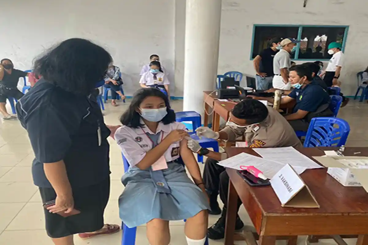 Polres Singkawang Vaksinasi Ratusan Pelajar SMA Santo Ignasius