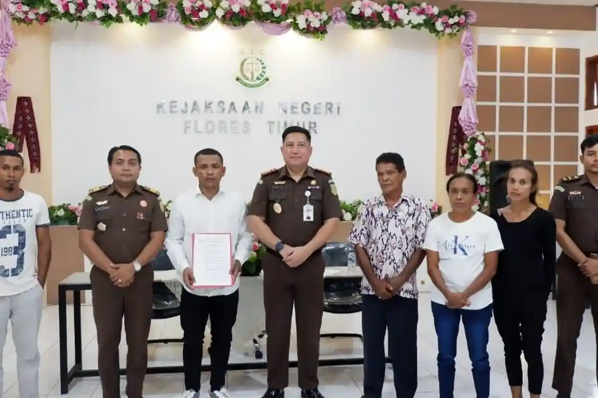 Kejari Flores Timur Damaikan Tersangka dan Korban Pengaiayaan Lewat Restoratif Justice