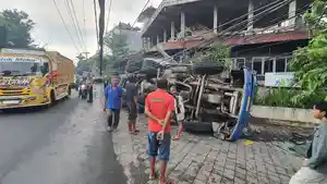 Truk-molen-yang-terguling-di-Jalan-Raya-Sempidi-Badung-pada-Senin-25-Maret-2024.jpg