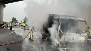 Kronologi-Truk-LPG-Terbakar-di-Tol-Cipularang-Sopir-Selamat-Meski-Sempat-Terpental.jpg