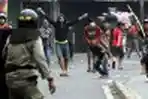 Bentrok Warga Kampung Pulo dengan Satpol PP dan Polisi