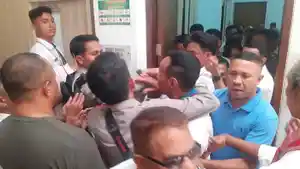 Suasana-persidangan-putusan-terhadap-terdakwa-Erik-Mella-ricuh.jpg