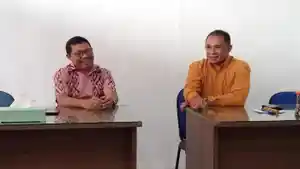 Rektor-Universitas-Kristen-Artha-Wacana-Kupang-Prof-Godlief-Neonufa-kanan-saat-bertemu.jpg