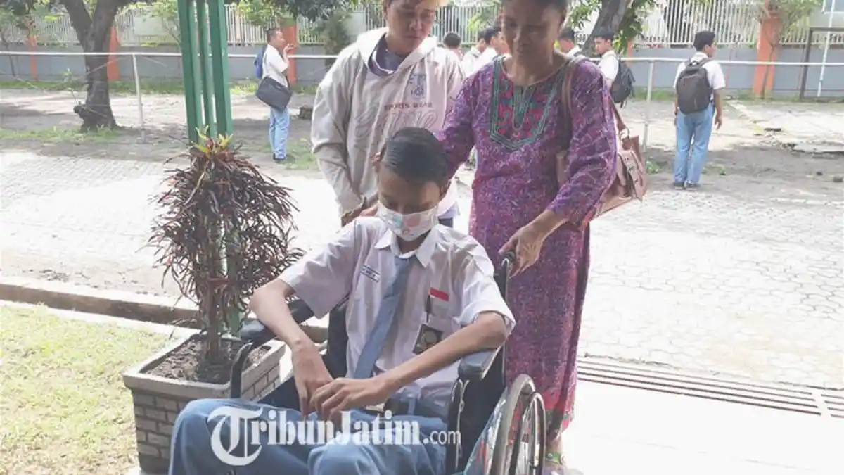 Meski sedang Sakit dan Duduk di Kursi Roda, Semangat Ifan Tetap Membara untuk Ikuti UNBK