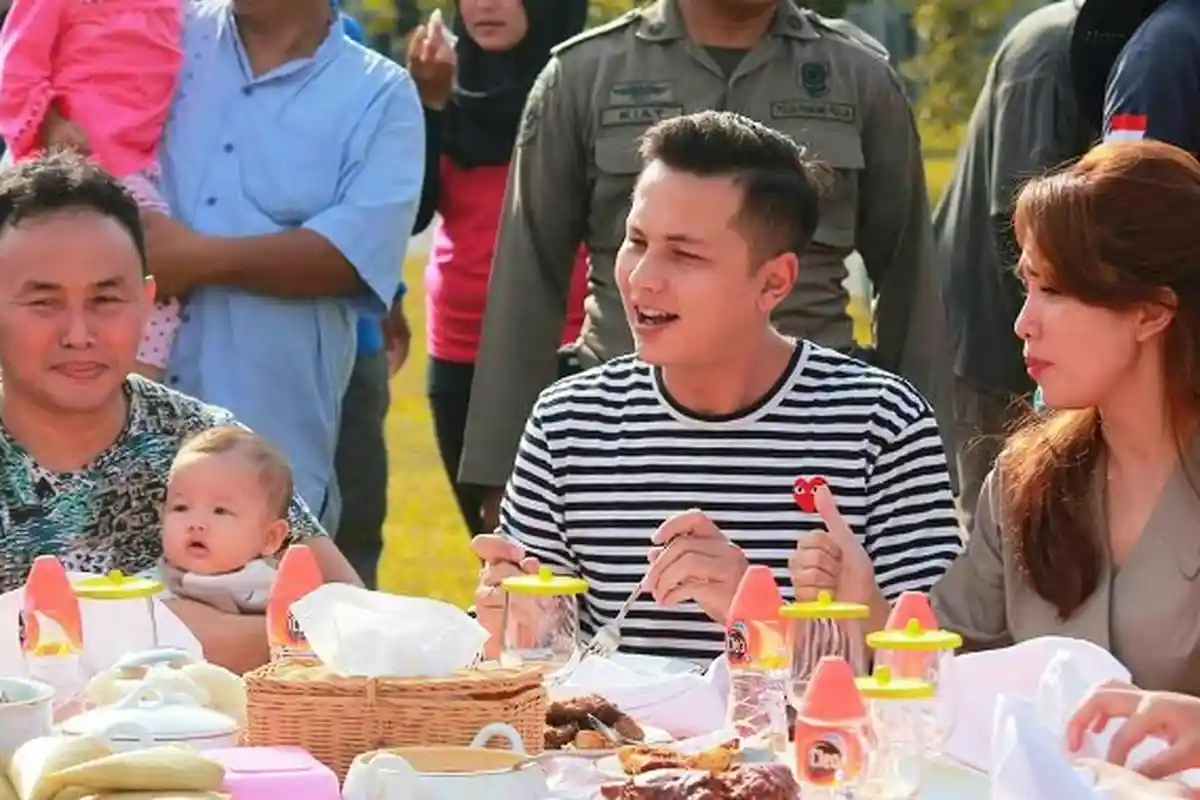 Bekas Suami Ussy Sulistiawaty yang Kini Jadi Gubernur Akhirnya Melepas Status Duda