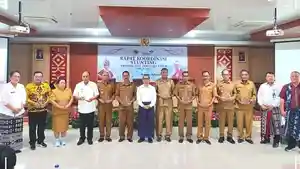 Asisten-1-Rote-Ndao-Untung-Harjito-kedua-dari-kiri-foto-bersama.jpg