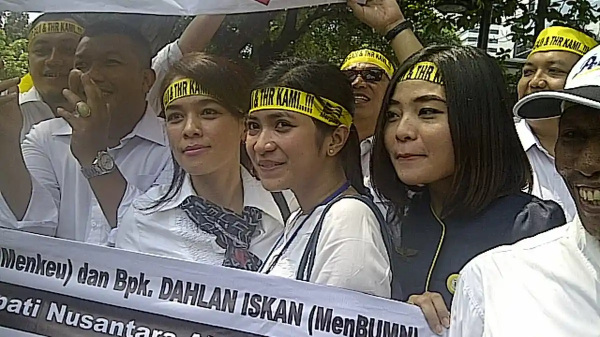 Pramugari Cantik Merpati Tagih THR dari Dahlan Iskan