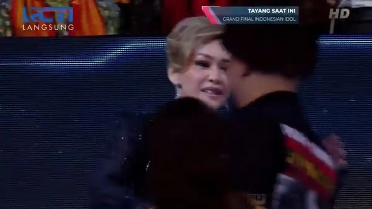 Momen Ahmad Dhani dan Maia Estianty Cium Pipi di Indonesian Idol X