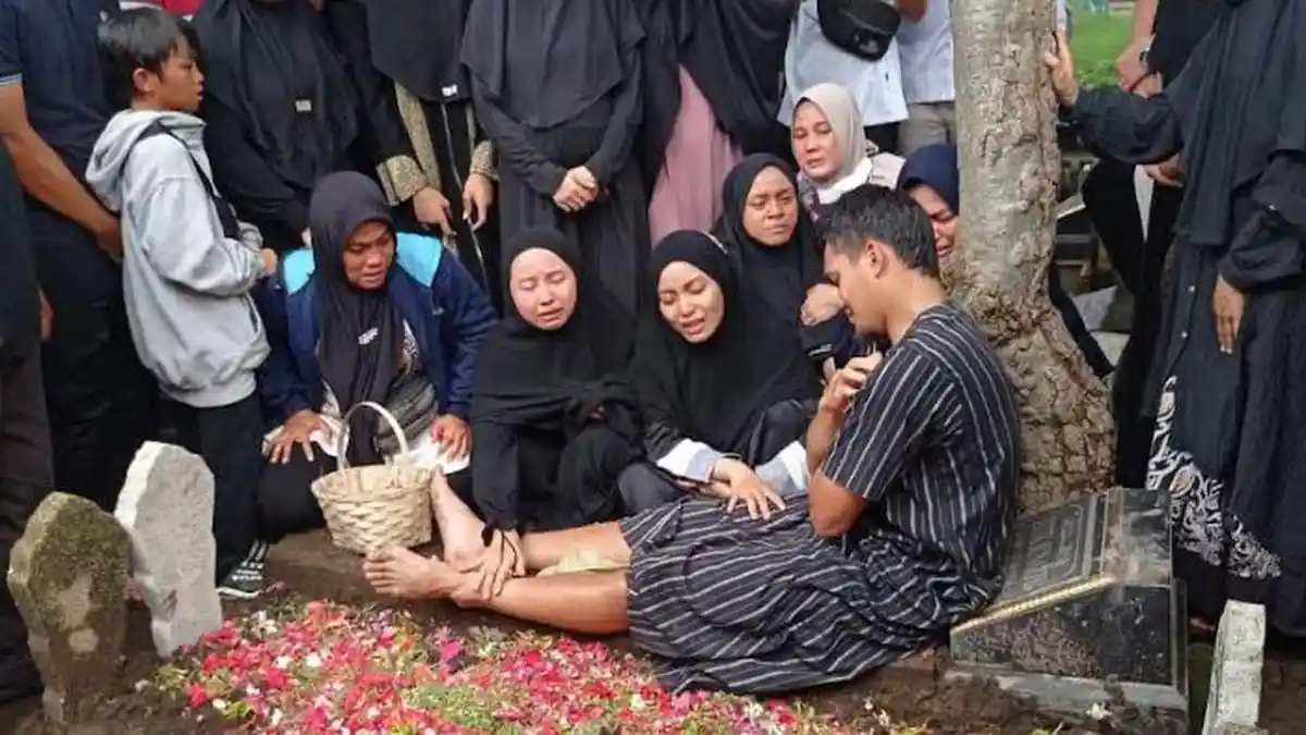 Bejo Sugiantoro Dimakamkan, Rachmat Irianto Tak Henti Menangis Sambil Memeluk Foto Ayah