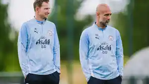 Pelatih-Manchester-City-Pep-Guardiola-memantau-latihan-anak-asuhnya.jpg