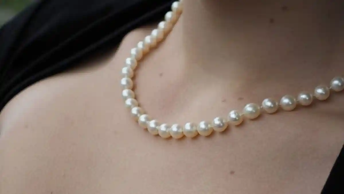 12 Arti Mimpi Mendapat Kalung Emas, Pertanda Harga Diri Anda Terlalu Tinggi