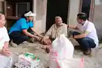 Bupati-Klungkung-Made-Satria-saat-memberikan-bantuan-ke-dua-lansia.jpg