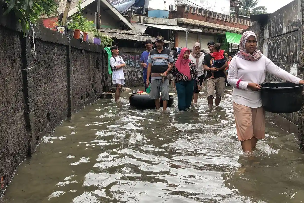 Duh, Imbas Banjir Hampir 1 Meter, Warga Cakung Kesulitan ke TPS, Terpaksa Nyoblos Menunggu Surut