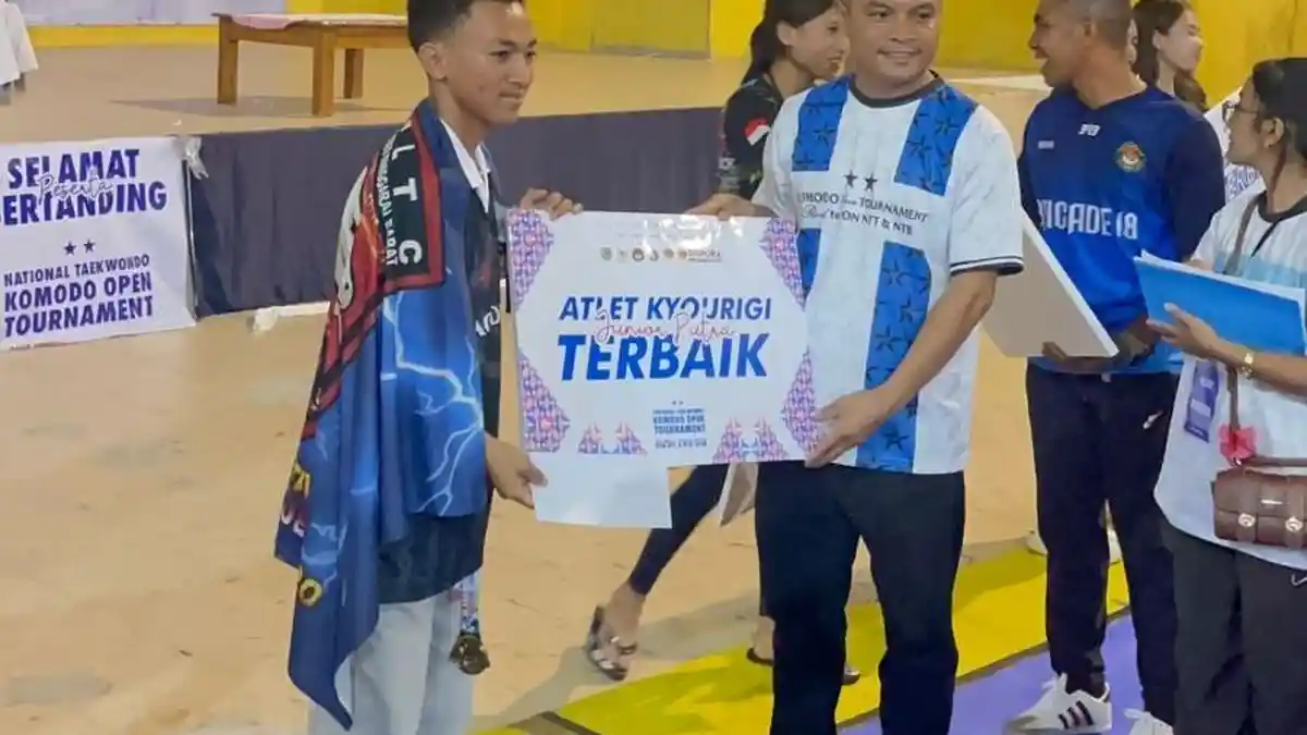 Krislogus Gibran Lewa Jadi Atlet Terbaik Taekwondo Komodo Open 