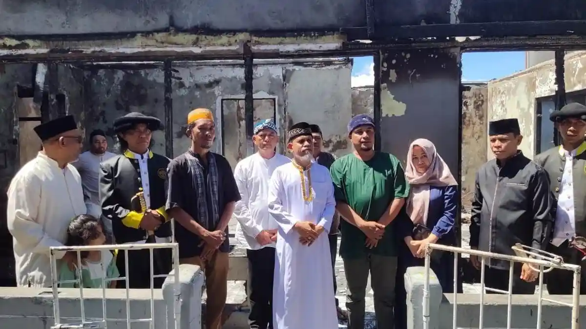 Sultan Ternate  Sambangi  Rumah Warga  yang  Terbakar