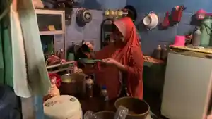 Proses-saat-pengemasan-jamu-ke-botol123243.jpg