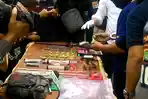 sejumlah-barang-bukti-yang-disita-polisi-dari-kontrakan-tersangka-anton-hardianto_20161004_170031.jpg